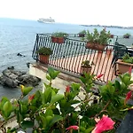 Апартаменты Miriam Sea Front Jacuzzi Джардини-Наксос