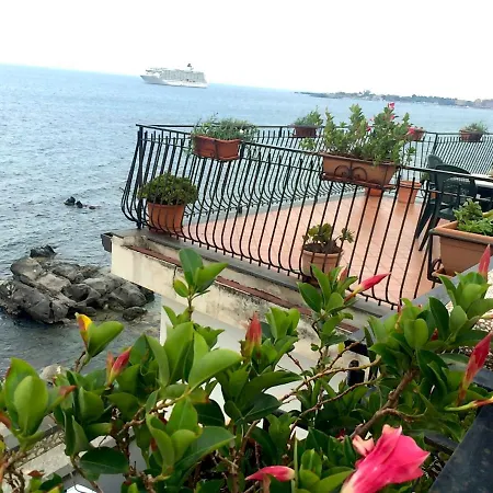 Daire Miriam Sea Front Jacuzzi Giardini Naxos