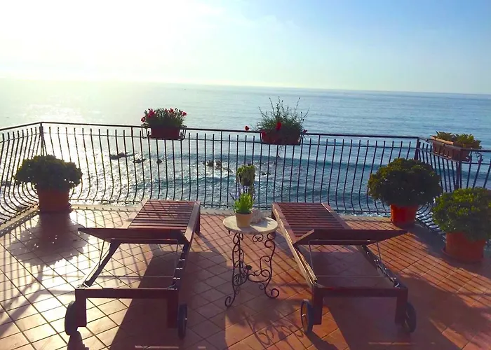 Apartment Miriam Sea Front Jacuzzi Giardini-Naxos