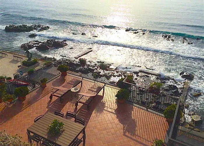 Apartment Miriam Sea Front Jacuzzi Giardini-Naxos