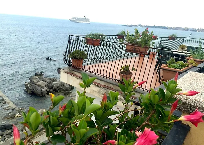 Apartment Miriam Sea Front Jacuzzi Giardini-Naxos