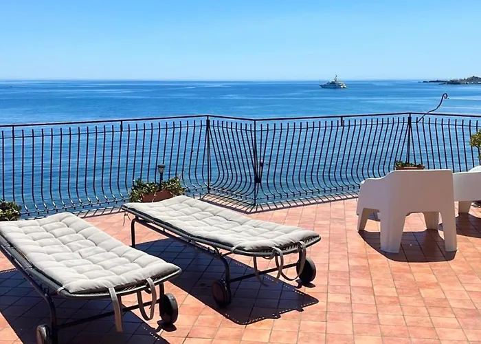 Apartment Miriam Sea Front Jacuzzi Giardini-Naxos