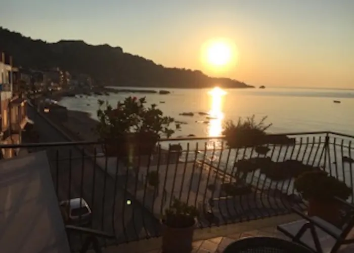 Miriam Sea Front Jacuzzi Apartment Giardini-Naxos