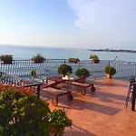 Miriam Sea Front Jacuzzi Apartment *