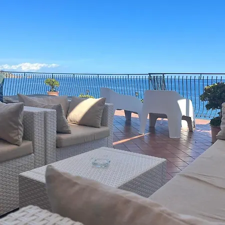 Miriam Sea Front Jacuzzi Giardini-Naxos