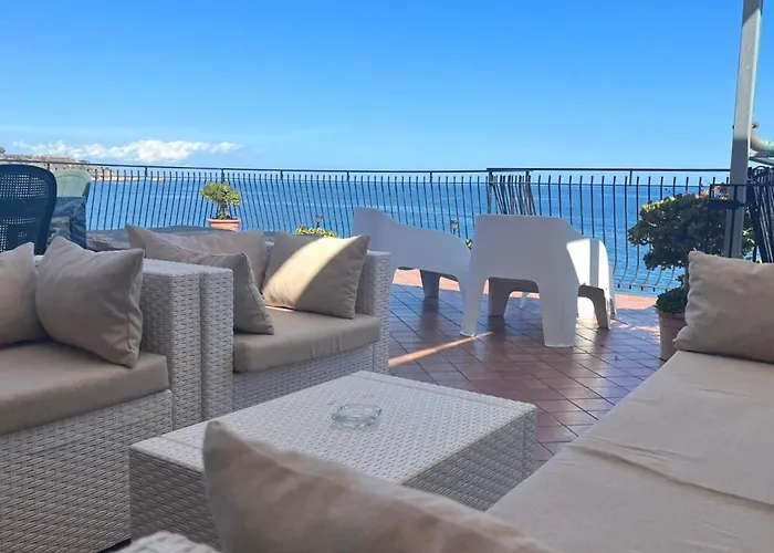 Miriam Sea Front Jacuzzi ジャルディーニ・ナクソス